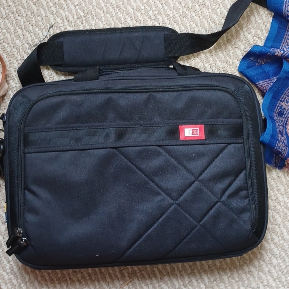 Case logic‎ laptop bag with shoulder strap and handles new condition int and ext